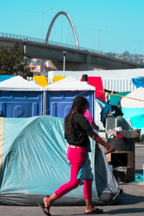 migranti - Photo by Barbara Zandoval on Unsplash