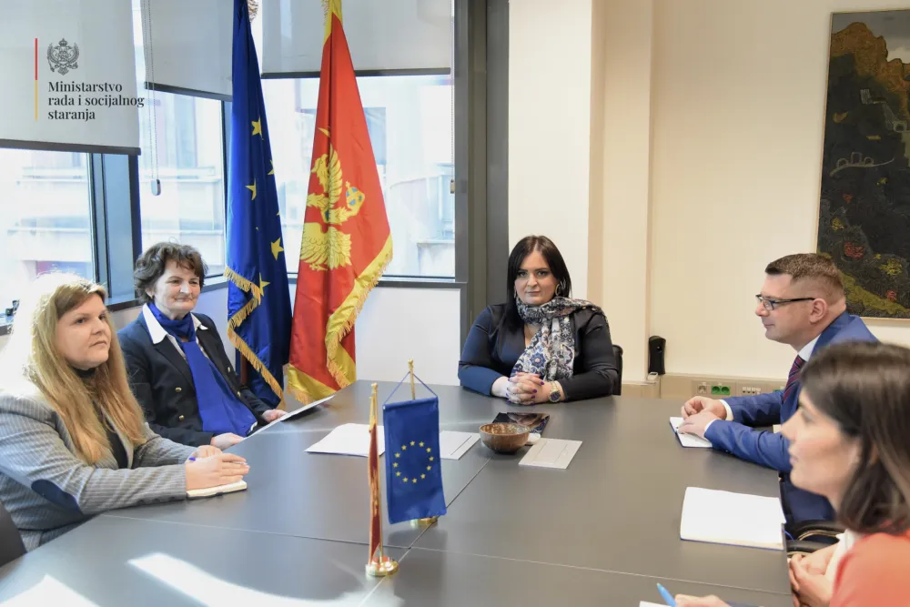 Naida Ni&scaron;ić sa Rasemom Hekalo i Sabrom Dečević