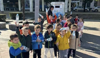 Dјeca vrtića&nbsp;&bdquo;Pčelica&rdquo;&nbsp;naučila kako&nbsp;se koristit reciklomat:&nbsp;Ubaci fla&scaron;u, nahrani psa