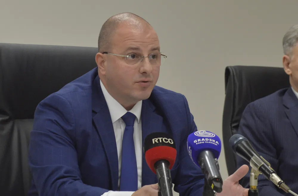 Milović: Zaduženje će oslabiti pregovaračku moć države