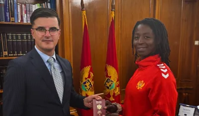 &Scaron;aranovi uručio paso&scaron; Armelle Kelly Attingre