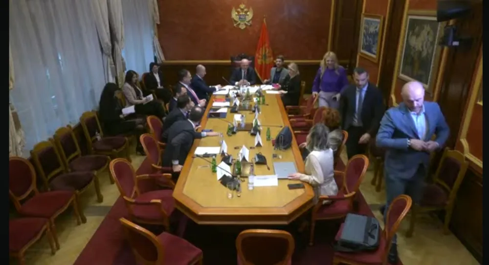 PES prekinuo sјednicu Odbora za ekonomiјu: Izbјegli glasanje o iniciјativi za saslu&scaron;anje Spajića i Vukovića