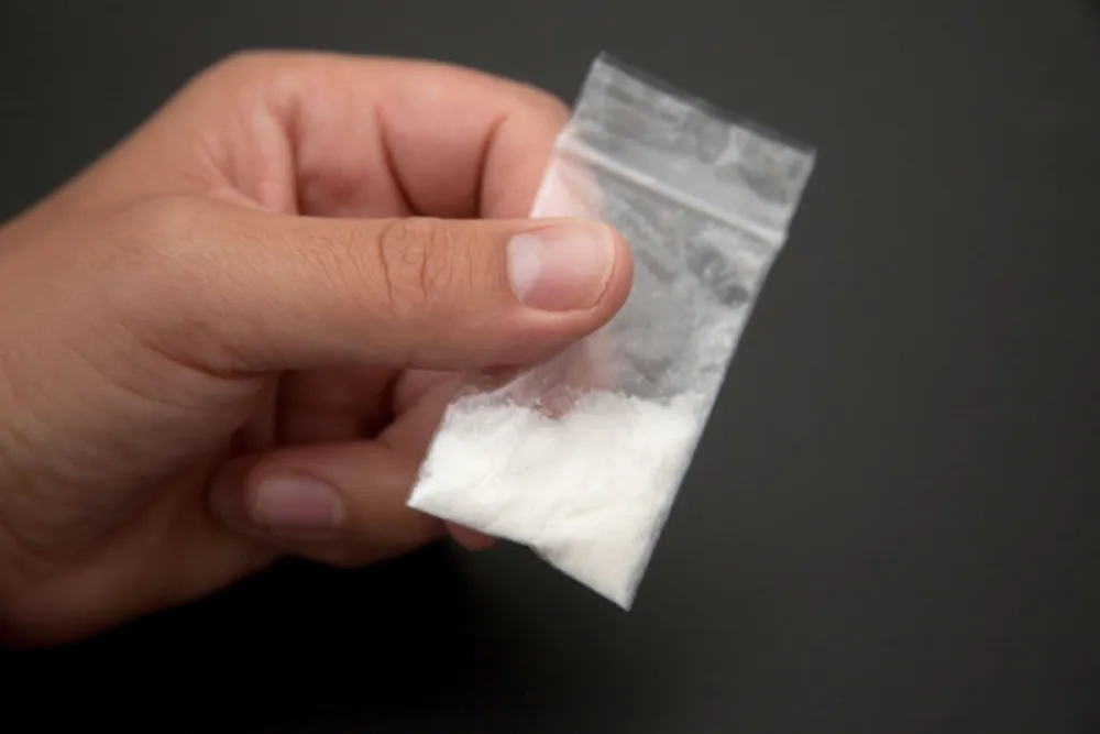 Konzumirao drogu na plaži u Ulcinju, kažnjen sa 2.000 eura