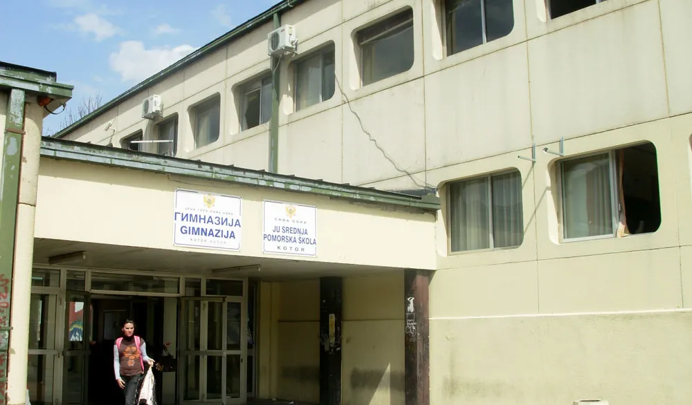 Opet lažna dojava o bombi u dvije kotorske &scaron;kole: Nakon provjere zgrada Gimnazije i Pomorske &scaron;kole učenici se vratili u klupe