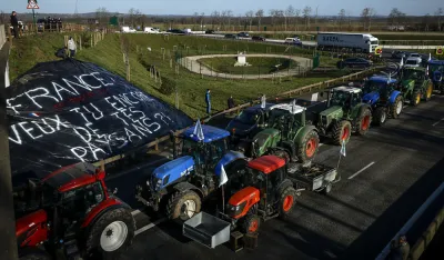 (VIDEO) Traktori oko Trijumfalne kapije: Poljoprivrednici blokirali Pariz