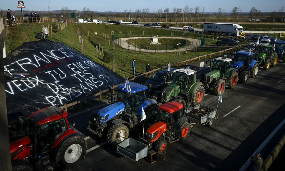 (VIDEO) Traktori oko Trijumfalne kapije: Poljoprivrednici blokirali Pariz