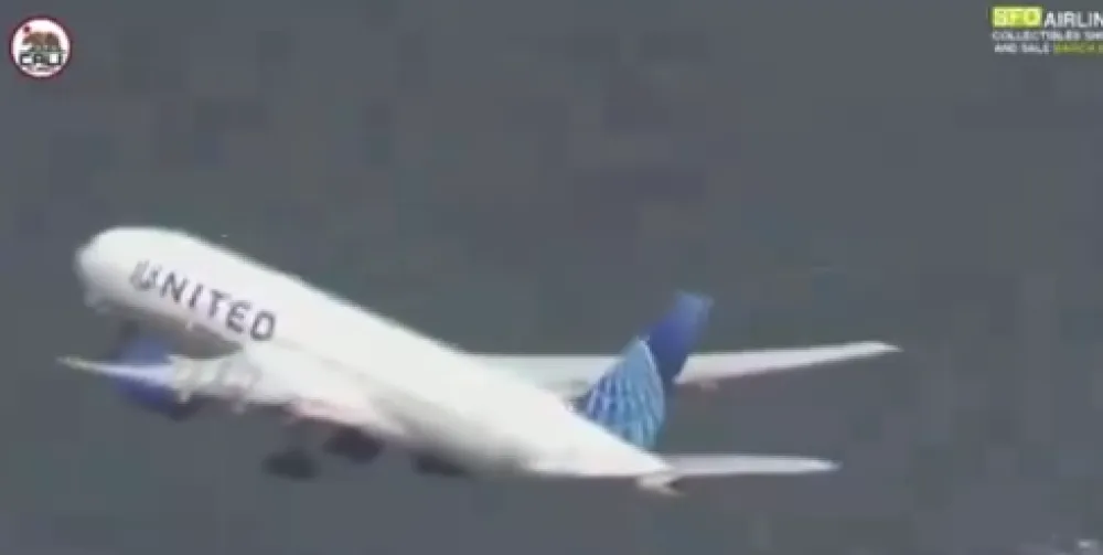 (VIDEO) Drama na nebu: Avionu sa 235 putnika otpao točak pri poletanju, automobil na aerodromu smrskan