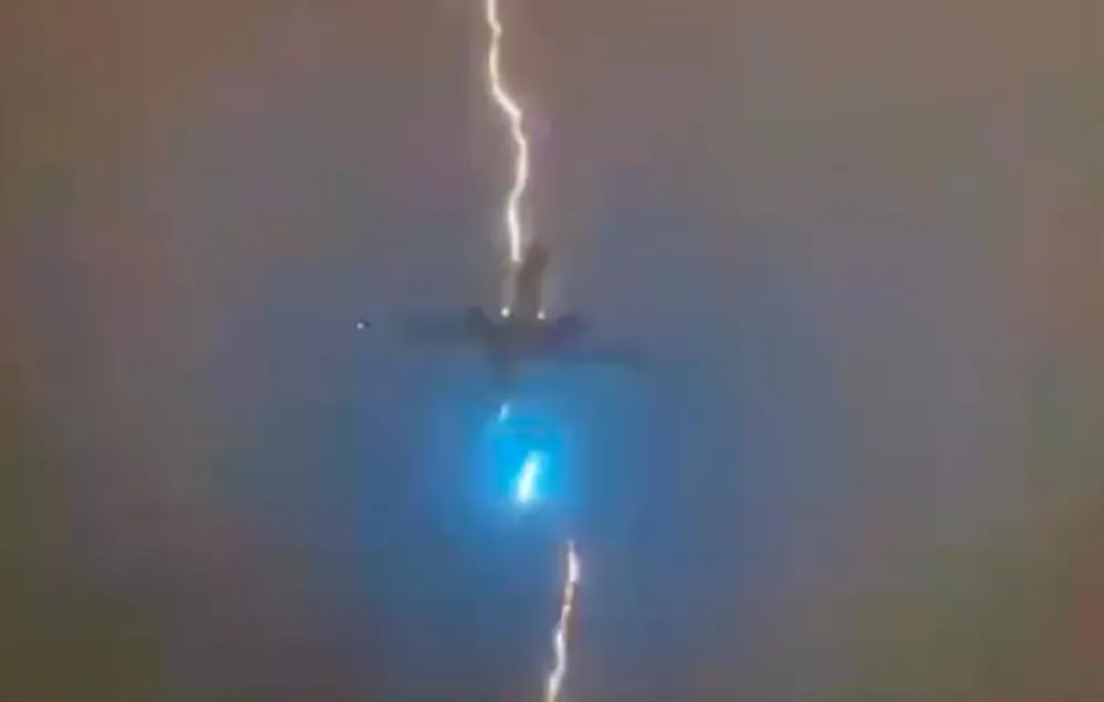 (VIDEO)&nbsp;Grom udario u avion sa 400 putnika