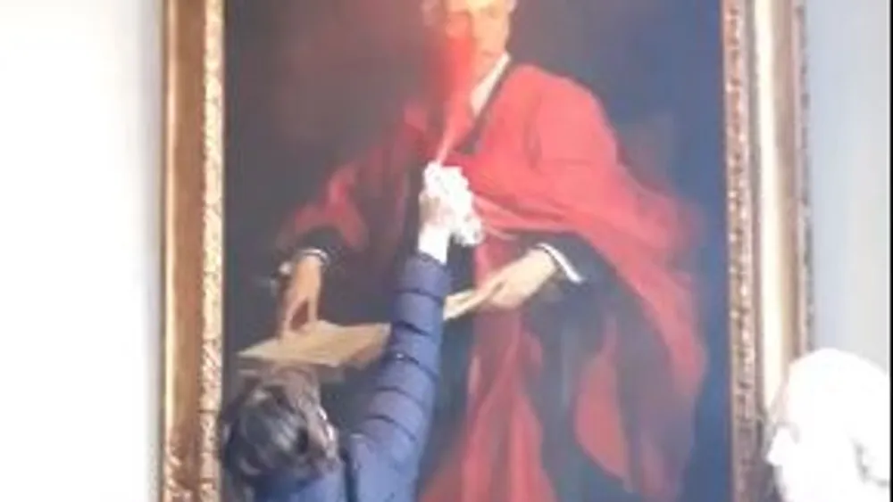Trenutak kad aktivistkinja sprejom prska portret