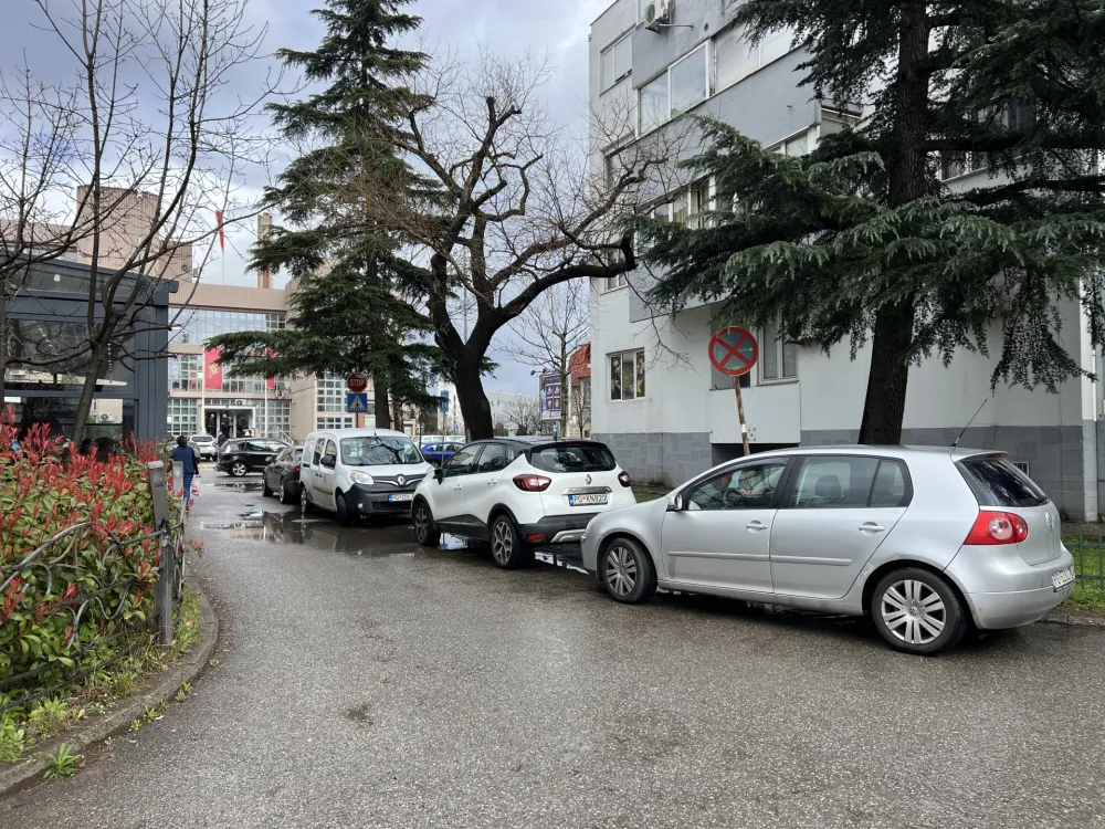 (VIDEO) Mjesečna karta nije garancija za parking mjesto za stanare zgrada iz Ulice 13. jula