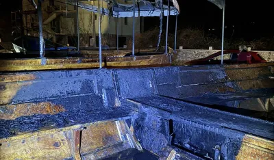 Zapaljeni čamci firme "Golden Frog" 