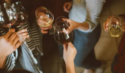 Trećina &scaron;estnaestogodi&scaron;njaka popije u jednoj prilici pet alkoholnih pića