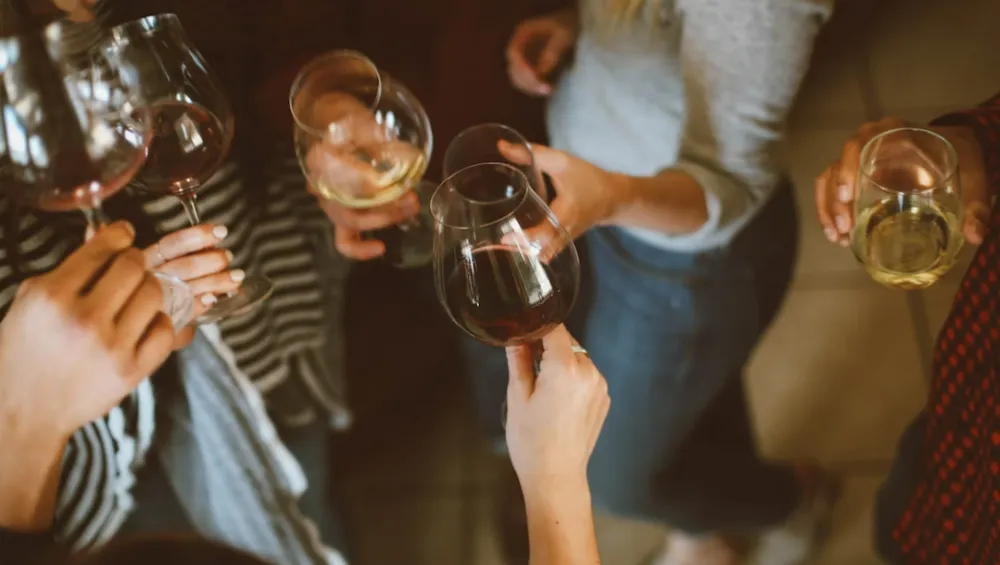 Trećina &scaron;estnaestogodi&scaron;njaka popije u jednoj prilici pet alkoholnih pića