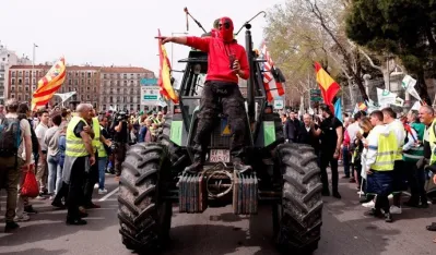 Hiljade farmera protestuje u Madridu, blokiraju&nbsp;puteve traktorima
