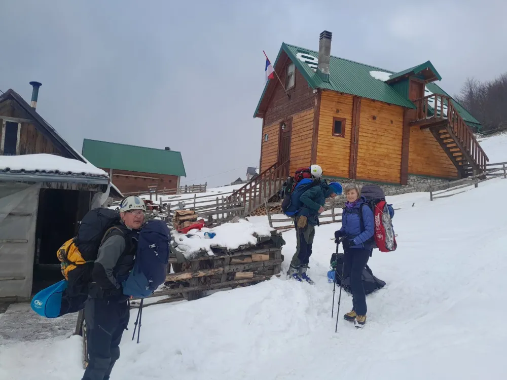 Vlasnici turističkih obјekata na Komovima saglasni da preko Tre&scaron;njevika ne prolaze te&scaron;ki kamioni