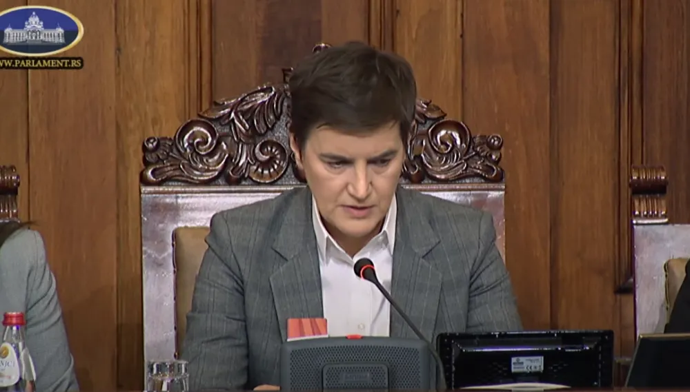 (VIDEO) Skup&scaron;tina Srbije: Lupanje o stolove, uvrede i psovke