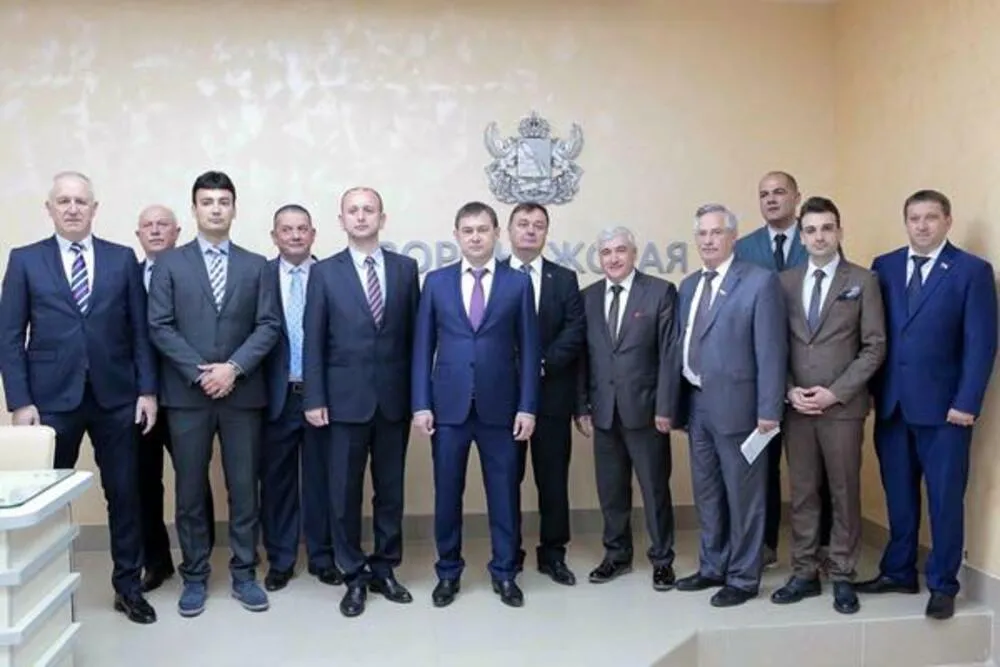Radinović sa delegacijom iz Crne Gore na vojnoj paradi i mar&scaron;ku Besmrtnog puka
