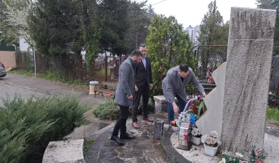 Kovačević položio vijenac na spomenik stradalima u ratu devedesetih