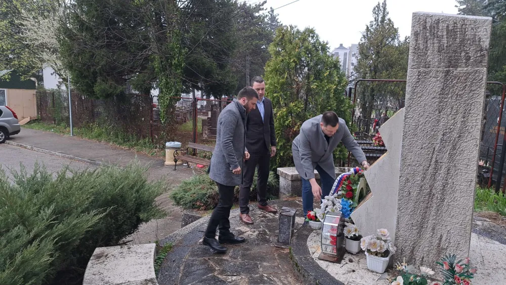 Kovačević položio vijenac na spomenik stradalima u ratu devedesetih