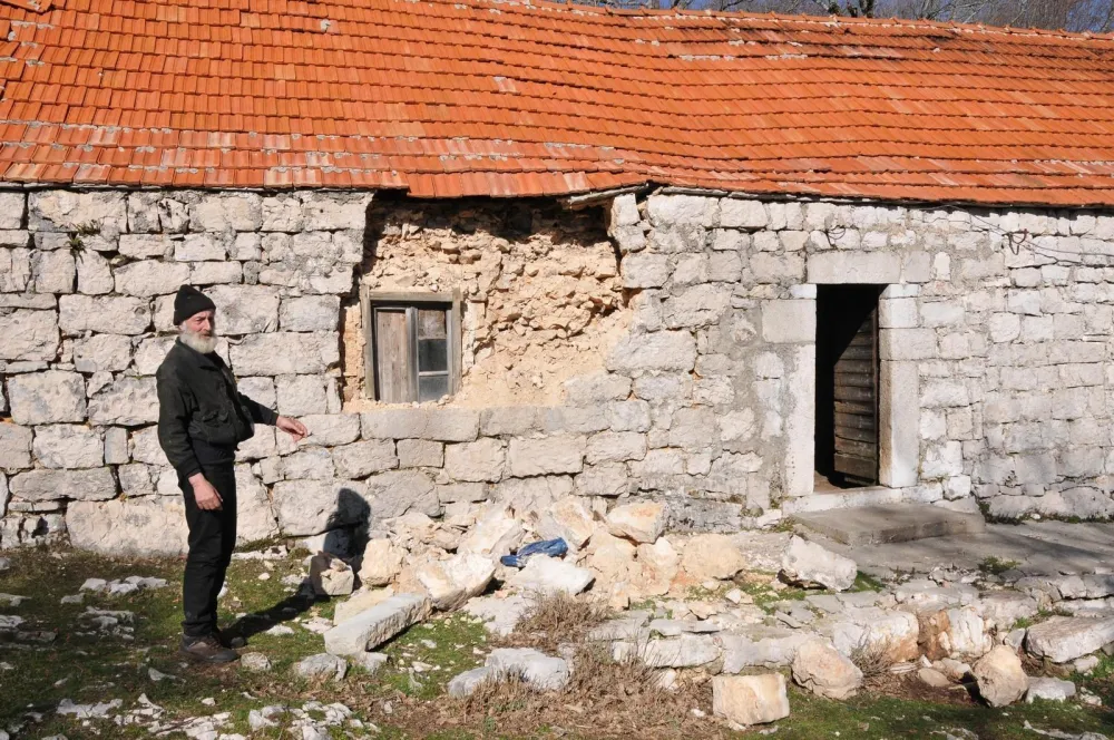  O&Scaron;TEĆENA KUĆA U ZASEOKU KAPAVICE