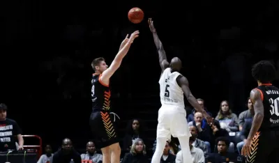 Са меча из Париза