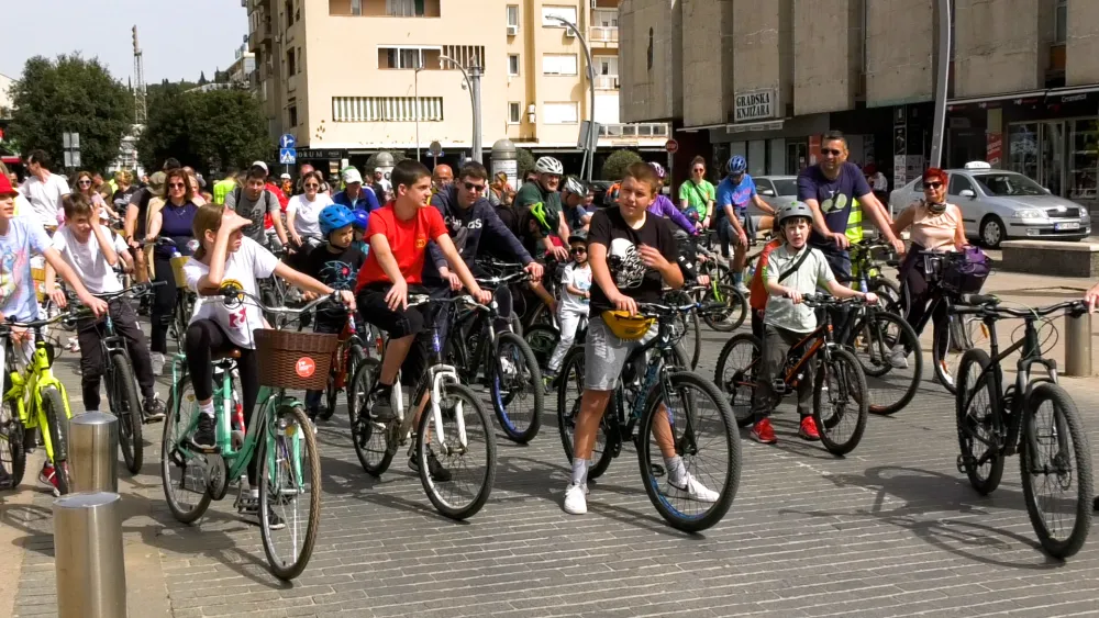 (FOTO) Critical Mass danas u Podgorici; Bulatović: Nedostaje mnogo biciklističkih staza