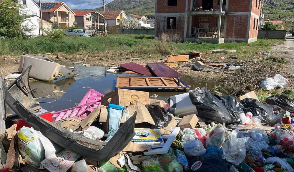 (VIDEO/FOTO) Ekipa "Dana" obi&scaron;lja vi&scaron;e naselja: Nelegalne deponije "zarobile" kontejnere