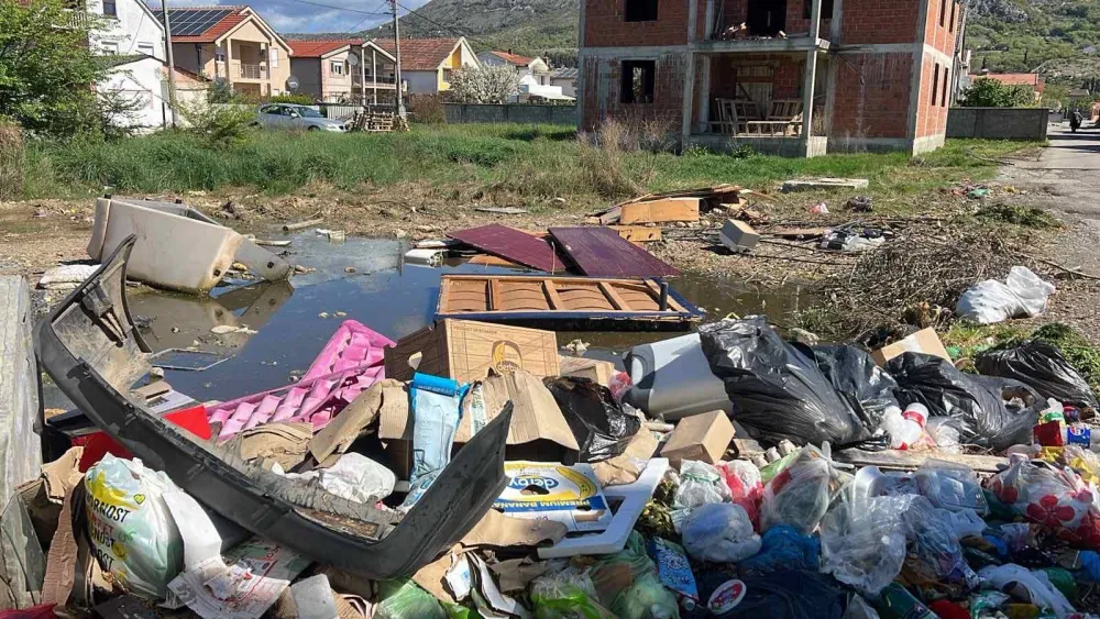 (VIDEO/FOTO) Ekipa "Dana" obi&scaron;lja vi&scaron;e naselja: Nelegalne deponije "zarobile" kontejnere