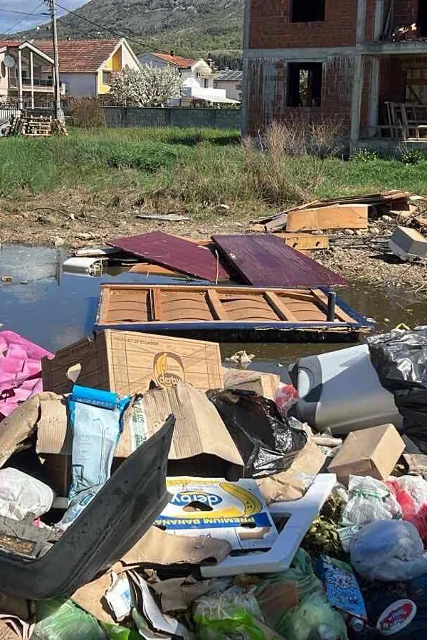 (VIDEO/FOTO) Ekipa "Dana" obi&scaron;lja vi&scaron;e naselja: Nelegalne deponije "zarobile" kontejnere