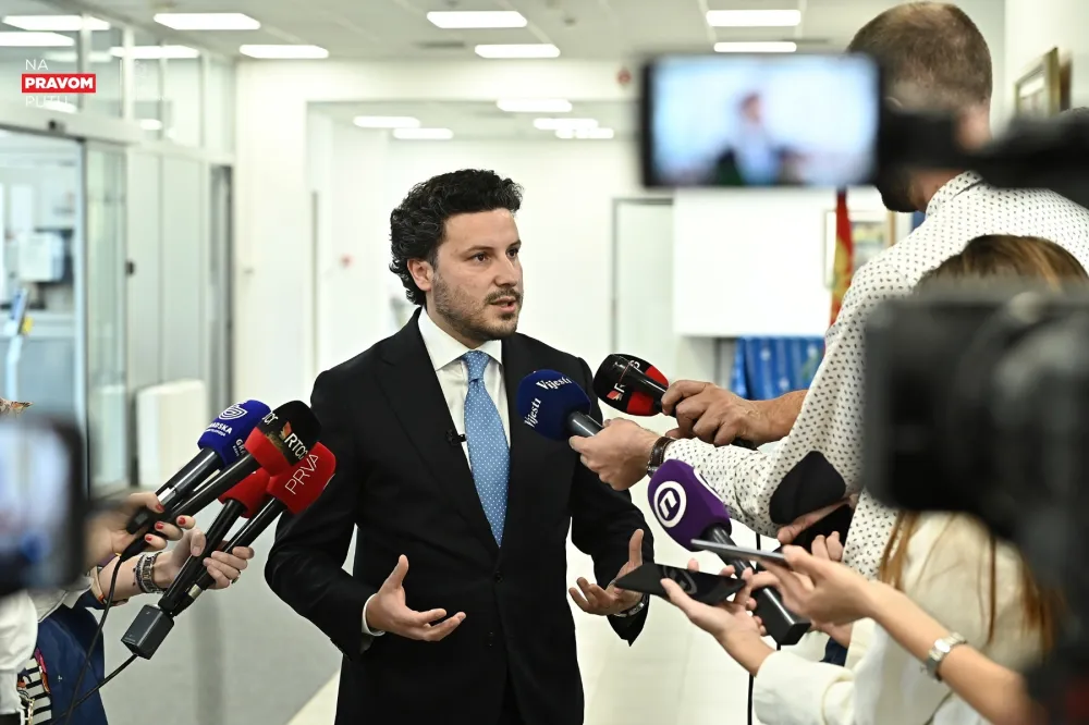 Abazović pita Spajića: Kakva je uloga ujaka u kadrovskoj politici i odlučivanju u Vladi Crne Gore?