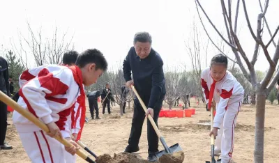 Si posadio drveće u Pekingu podstičući nacionalne napore u po&scaron;umljavanju
