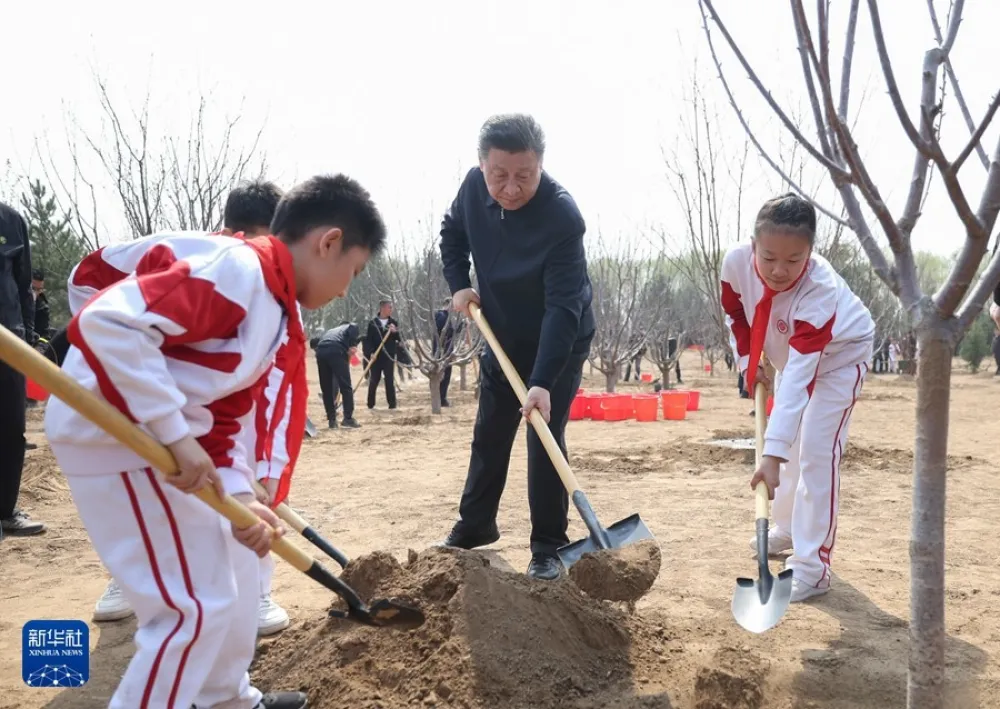 Si posadio drveće u Pekingu podstičući nacionalne napore u po&scaron;umljavanju