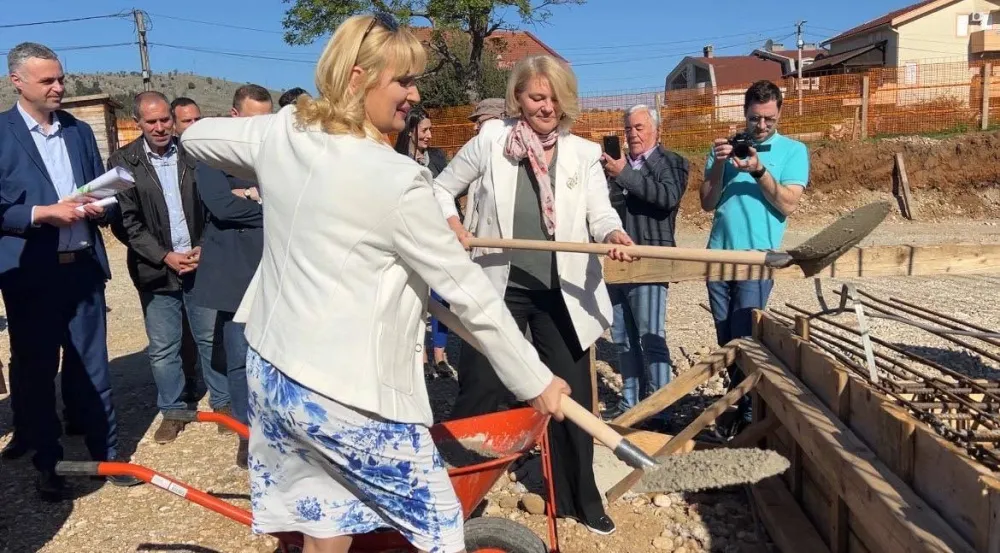      Položen kamen temeljac za vi&scaron;enamjenski objekat u Zagoriču     