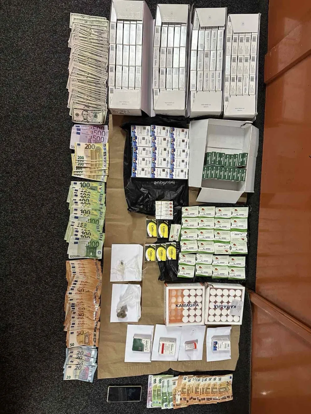 Kod Budvanina pronađeni marihuana, tablete, 11.100 eura i 2.480 američkih dolara