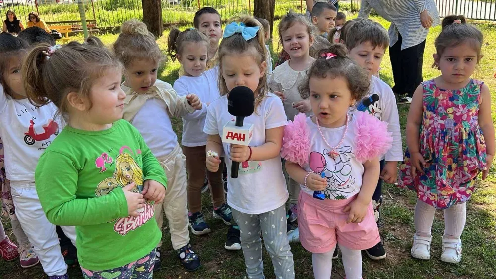       (VIDEO/FOTO) Rodjendan JPU "Đina Vrbica": Ljubav prema vrtiću velika kao nebo