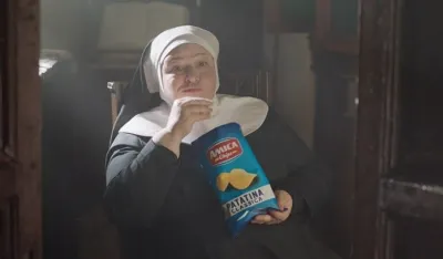 (VIDEO) Italijane naljutila reklama u kojoj se čips koristi za pričest
