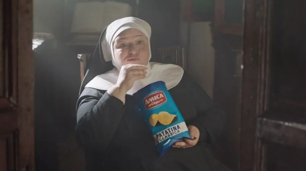 (VIDEO) Italijane naljutila reklama u kojoj se čips koristi za pričest