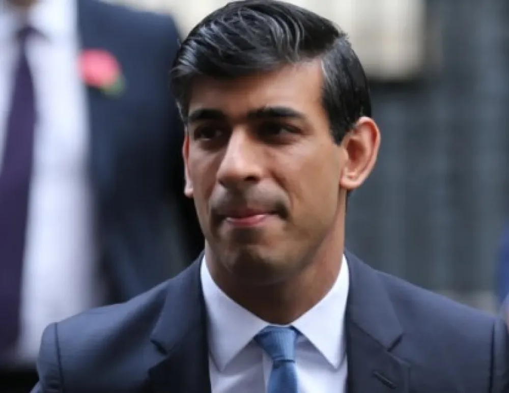 (VIDEO) Britanski premijer na udaru kritika zbog patika