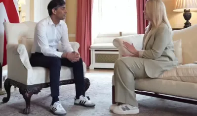Ri&scaron;i Sunak u Samba patikama daje intervju