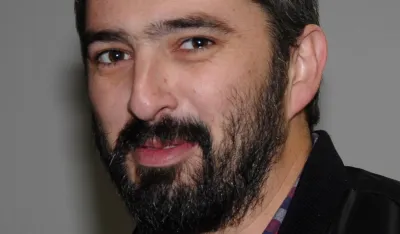 Brojne osude zbog stava umјetničkog direktora Nik&scaron;ićkog pozori&scaron;ta o predstavi "IzloŽene": &Scaron;amar žrtvama nasilja