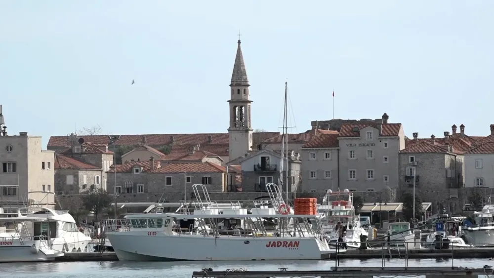 (FOTO) U Budvi boravi oko 9.000 turista