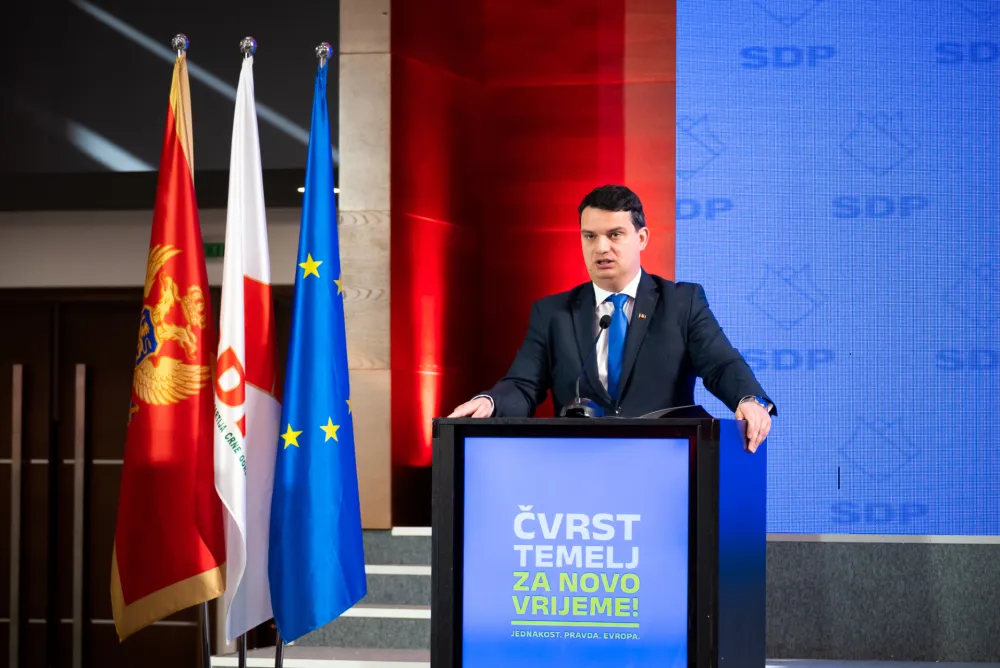 Odžić za &ldquo;Dan&rdquo;: Skandalozna vladajuća koalicija umara građane