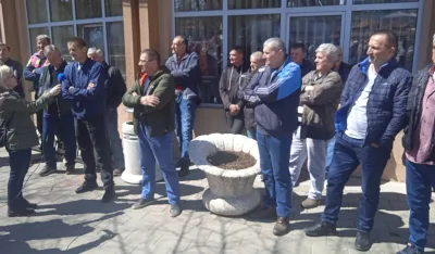 Radnici Vektra "Jakić" planiraju blokadu graničnog prelaza ka Srbiјi