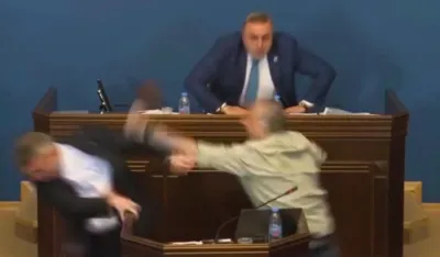 (VIDEO) Tuča u parlamentu Gruzije: Lider opozicije pesnicom udario poslanika vladajuće partije