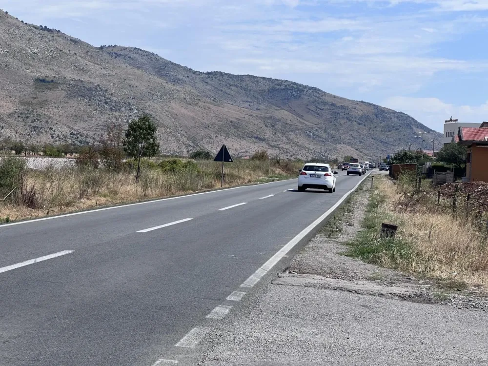 Od Ržaničkog mosta ka centru Tuzi bulevar u mraku, pje&scaron;aci u strahu