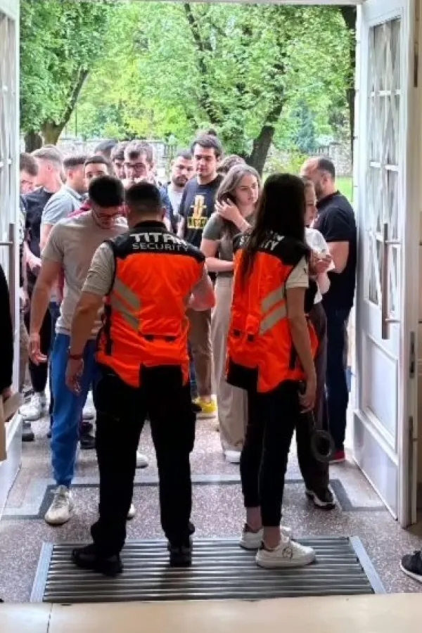 Контрола на улазу у подгоричку Гимназију