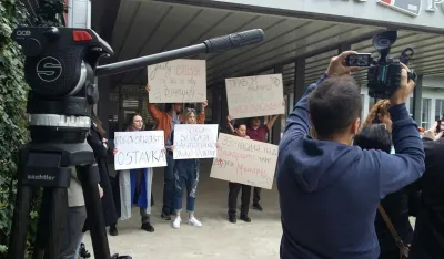 Protest ispred pozori&scaron;ta