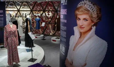 Haljine princeze Dajane izložene u Hong Kongu uoči aukcije