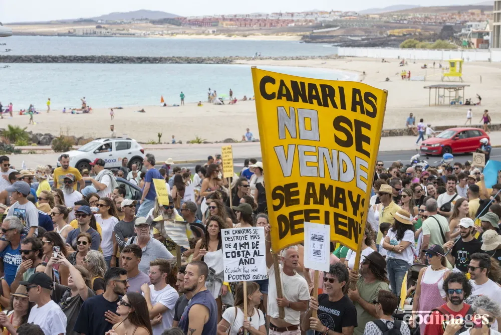 Kanarska ostrva: Demonstracije protiv masovnog turizma okupile desetine hiljada ljudi