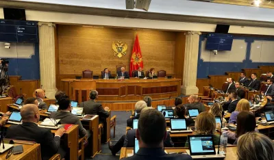 Neobična situaciјa na crnogorskoј političkoј sceni: Ni liјevo, ni desno, a ni u centru nema nikoga